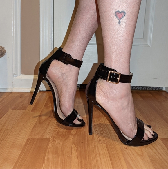 Delicious Shoes - Patent-leather black heels with buckled ankle strap, sz 9, NWOB